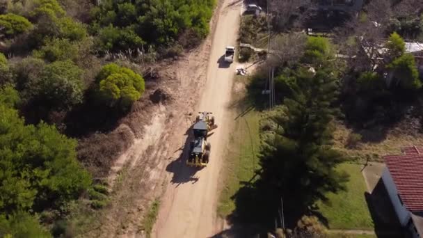 에스테 인근에 우루과이의 지역에서 새로운 도로를 건설하고 두루미를 사용하는 노란색 — 비디오