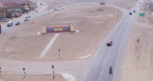 Luftaufnahme Mit Einer Drohne Von Der Einfahrt Zur Stadt Chiclayo — Stockvideo