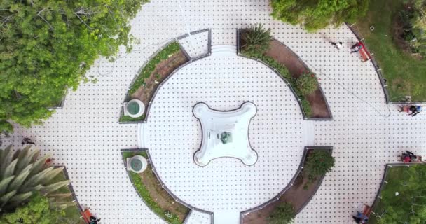 Menakjubkan Dan Indah Zoom Drone Keluar Dari Taman Melingkar Dengan — Stok Video