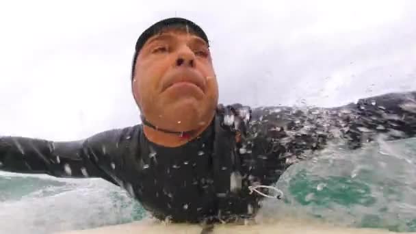 若い男性サーファーはヨーロッパの海の波に乗る 強い再突入だ スローモーション — ストック動画
