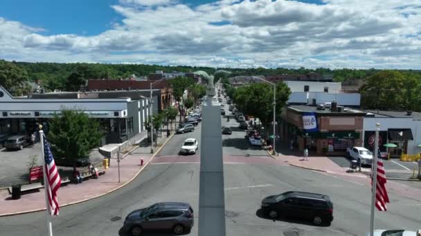 Amerikansk Stad Avslöja Från Usa Flaggor Och Örn Staty Till — Stockvideo