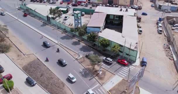 午前中にペルーのチクラヨで有名な パナメリカナ ノルテ 高速道路に沿って車の後に撮影された素晴らしい空中ドローン — ストック動画