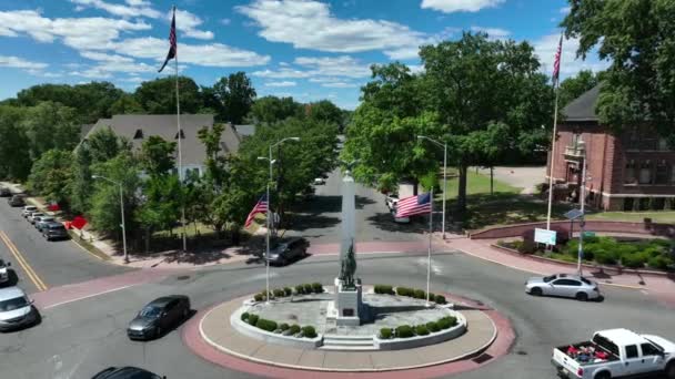 Englewood Centro Ciudad Condado Bergen Nueva Jersey Aéreo Con Banderas — Vídeo de stock