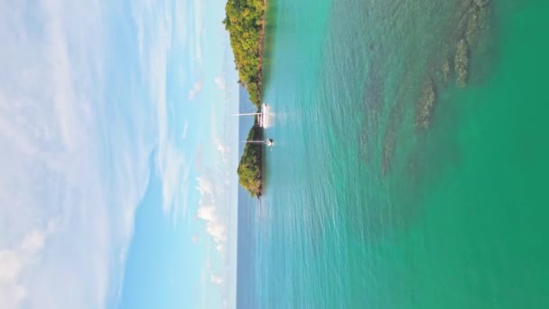 垂直ショット ドミニカ共和国のラスTerrenasで高級船とプレヤボニータの穏やかな海の上を飛んでいます 空中ドローン — ストック動画