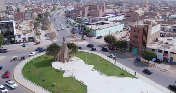 有名な Ovalo Quiones 楕円形の上に撮影された驚くべきドローンは 車が日中に運転しながら ペルーのチクラヨ市の高速道路に像で楕円形 — ストック動画