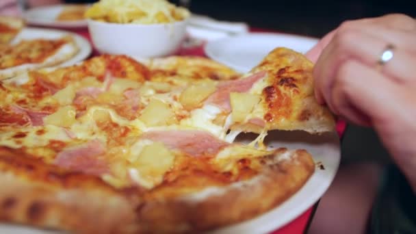 Uma Mulher Está Rasgando Levantando Uma Fatia Pizza Margarita Seu — Vídeo de Stock