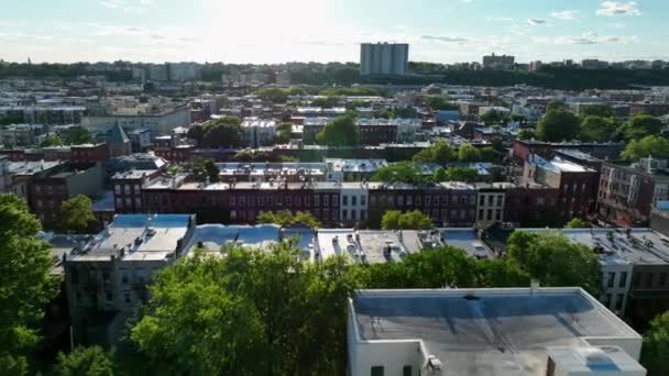 Städtischer Wohnungsbau Innenstädten Mehrfamilienhäuser Einer Amerikanischen Stadt Luftaufnahmen Zeigen Einen — Stockvideo