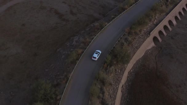 Autó Áthajt Gáthídon Kövesse Lövést Egy Terepjáró Halad Sonoran Sivatagi — Stock videók