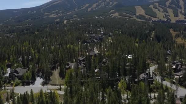 Vista Aérea Logias Madera Montañas Breckenridge Colorado Rotación Inclinación Tiro — Vídeo de stock