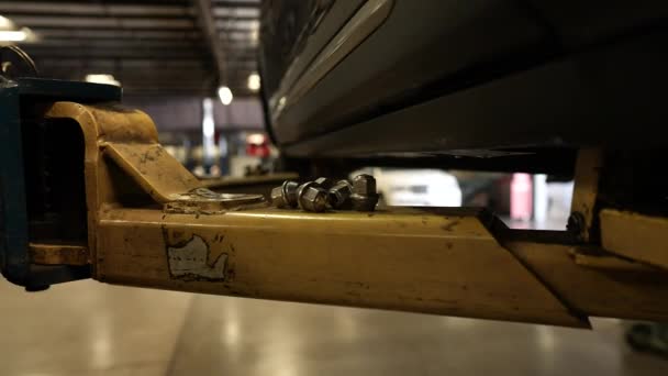 Tuercas Elevador Del Coche Tiro Panorámico Centro Servicio Mecánico Taller — Vídeo de stock