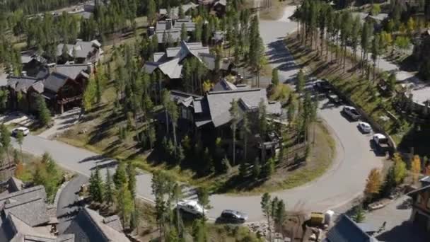 Breckenridge Colorado Daki Tatil Kulübelerinden Hava Görüntüsü Dönüyor Geri Çekiliyor — Stok video