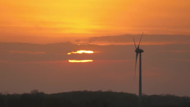 Picturesque Sun Hiding Clouds Orange Sky Sunset Isolated Windmill Foreground — Stock Video