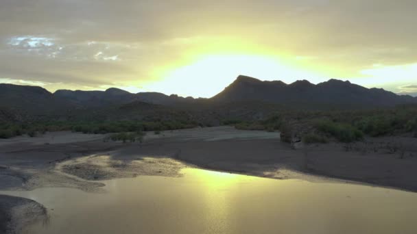 Küçük Bir Kütlesi Üzerinde Altın Arizona Gün Batımı Hava Manzarası — Stok video