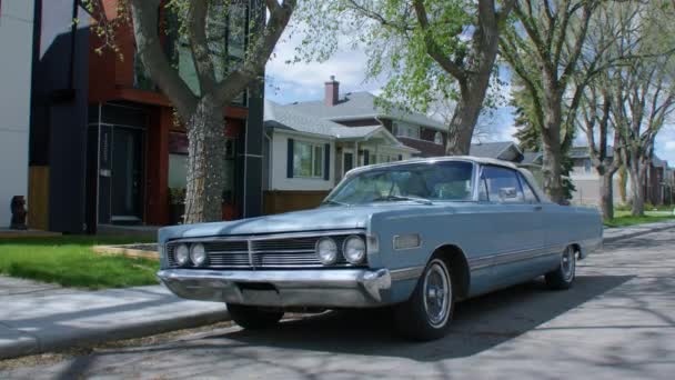 Carro Vintage Azul Mercúrio Estacionado Rua — Vídeo de Stock