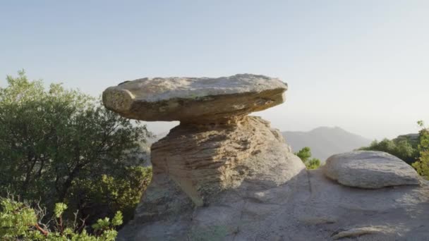 Wysoki Stojący Płaski Kamień Naturalny Stół Szczycie Wzgórza Malownicze Teksturowane — Wideo stockowe