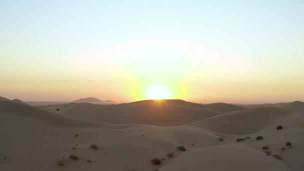 Sonnenaufgang Der Sanddüne Der Sich Große Offene Sonnenstrahlen Verwandelt Drohnenaufnahmen — Stockvideo