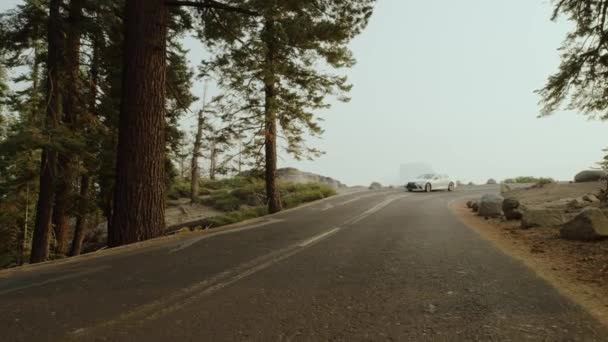 Люксовый Автомобиль Едущий Знаковой Дороге Half Dome Долина Йосемити Полукаменный — стоковое видео