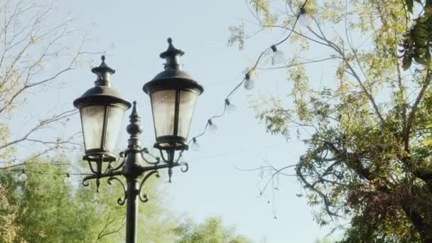 Φώτα Στους Δρόμους Κρεμασμένα Φώτα Πυροβολημένα Όμορφες Παλιές Λάμπες Κατά — Αρχείο Βίντεο