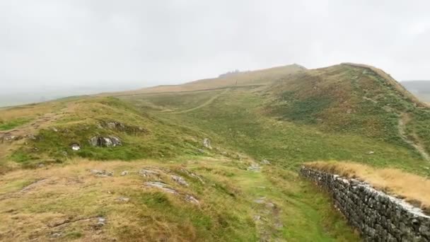 Cruzando Muro Adriano Parque Nacional Northumberland — Vídeos de Stock