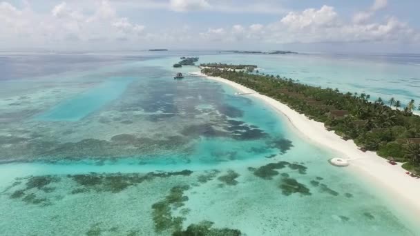 从上方拍摄马尔代夫旅游胜地的场景 蓝色和绿松石色的水 — 图库视频影像