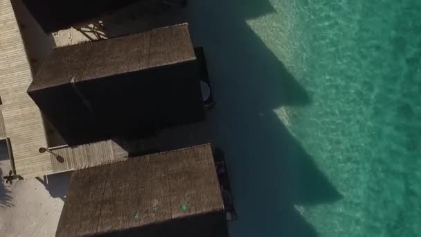 Drone Skott Ovanför Vatten Villor Spa Tak Maldiverna Resort Turkost — Stockvideo