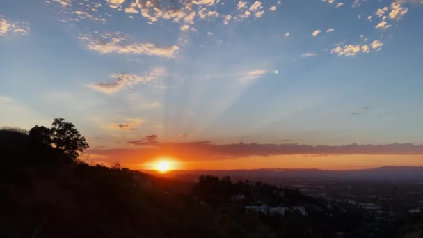 Los Angeles Kaliforniya Daki Bulutlar Evlerle Mavi Gökyüzüne Karşı Güneş — Stok video