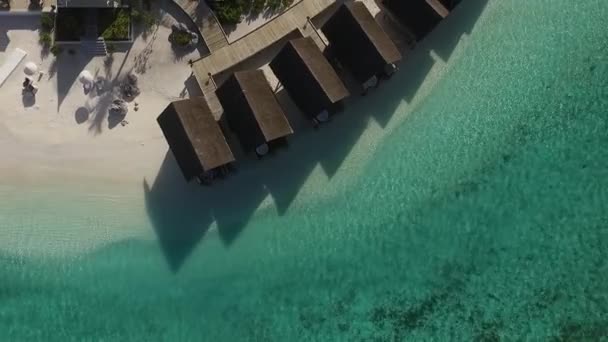Drone Shot Cirkelrörelse Ovanför Vatten Villor Spa Maldiverna Resort Blått — Stockvideo