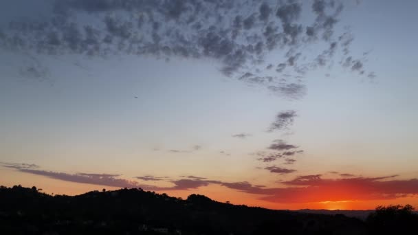 Berge Vor Rot Blauem Himmel Kurz Nachdem Die Sonne Untergegangen — Stockvideo