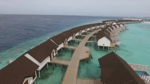 Drohnenschuss Über Wasservillen Mit Holzgasse Einem Malediven Resort Blaues Und — Stockvideo