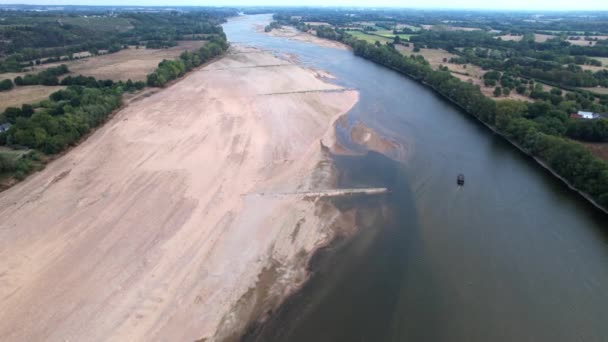 Loire Rivierbodems Gedeeltelijk Blootgesteld Door Droogte Overdag Frankrijk Vanuit Lucht — Stockvideo