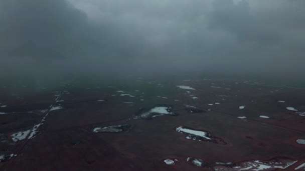 Drone Vliegt Door Wolken Boven Woestenij — Stockvideo