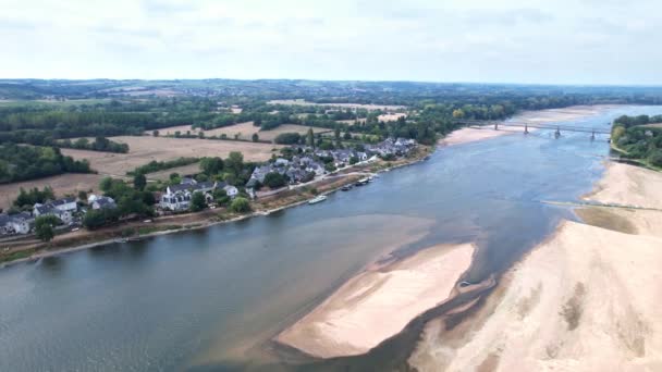 Droogte Langzaam Opdrogen Loire Rivier Met Les Lombardieres Frankrijk — Stockvideo