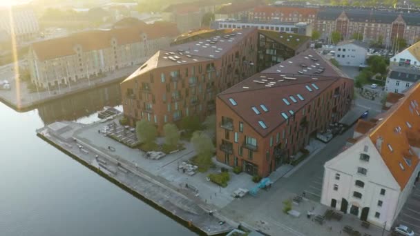 Kinematografický Snímek Rotující Nad Budovou Moderní Architektury Podél Kanálu Nyhavn — Stock video