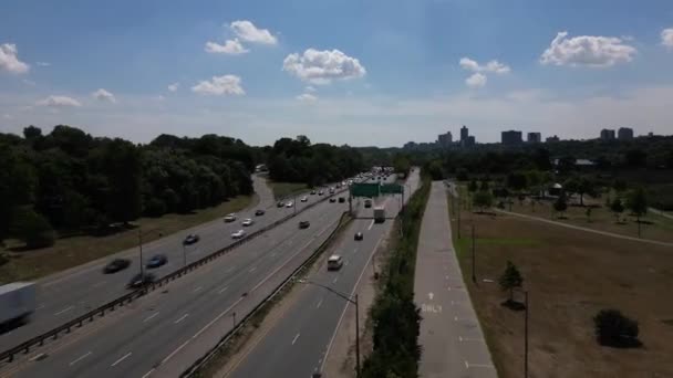 Lapso Tempo Aéreo Sobre Uma Expressa Dia Ensolarado Queens Estrada — Vídeo de Stock