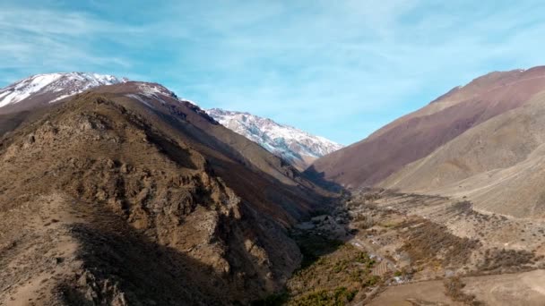 Vista Aérea Assentamento Perto Cordilheira Andina Nevada Norte Chile Tiro — Vídeo de Stock