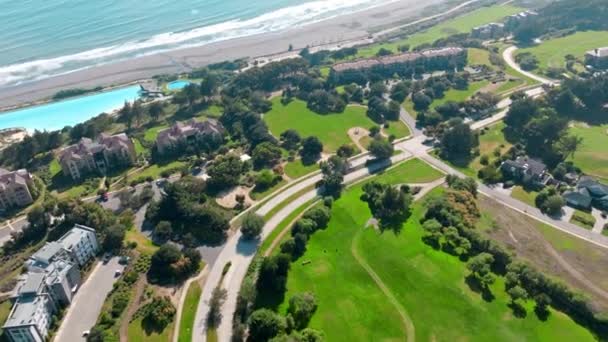 Vista Cima Campo Golfe Alojamentos Privados Edifícios Frente Mar Villa — Vídeo de Stock