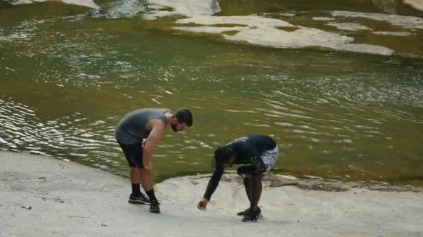 Dos Hombres Investigan Algo Junto Río Medio Bosque — Vídeos de Stock