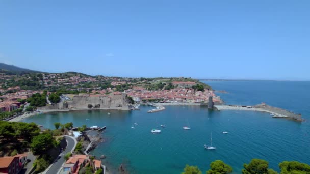 Segelbåtar Förankrade Collioure Bukten Södra Frankrike — Stockvideo