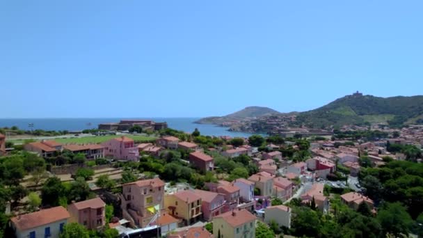 Tiro Aéreo Sobre Montanhas Sul França Para Bela Aldeia Collioure — Vídeo de Stock