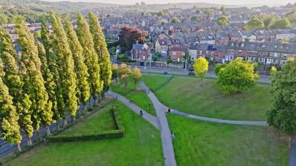 Gri Bisiklet Yolundaki Bisikletçi Hillsborough Parkı Nın Çıkışını Kullanır Arka — Stok video