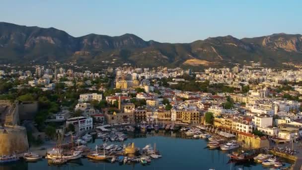Aerial Zoom Girne Vagy Kyrenia Kikötő Cipruson Napkeltekor — Stock videók