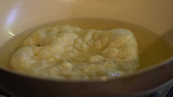 Κοντινό Πλάνο Langos Ψωμί Μαγειρεμένο Λάδι Τηγάνι Στην Κουζίνα Του — Αρχείο Βίντεο