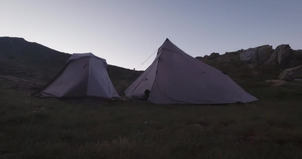 Sabahın Erken Saatlerinde Içeriden Gün Doğumu Çadırı Açılıyor Genç Yürüyüşçü — Stok video