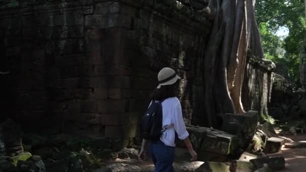 Панорамный Азиатский Турист Гуляющий Среди Стен Храма Ангкор — стоковое видео