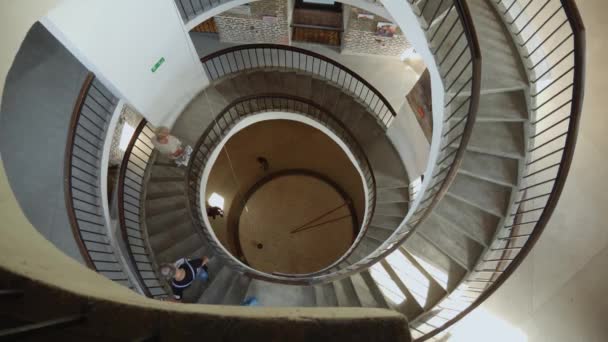 Τουρίστες Κατεβαίνουν Τις Σκάλες Του Πύργου Radziejowski Εκκρεμές Του Foucault — Αρχείο Βίντεο