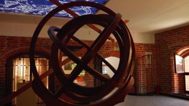 波兰弗龙堡尼科拉斯 哥白尼博物馆的Armillary Sphere艺术展览 关门了 — 图库视频影像