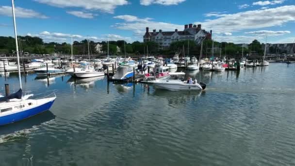 Gente Barco Puerto Stamford Connecticut Shippan Point Adinerado Barrio Aéreo — Vídeo de stock