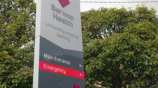 Barwon Health Medical Emergency Entrance Signage Geelong University Hospital — Stock video