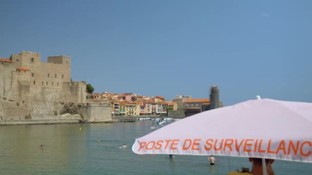 Prachtig Uitzicht Het Strand Collioure Frankrijk Met Mensen Die Wat — Stockvideo