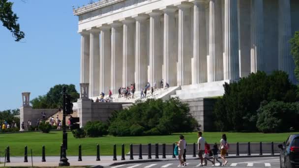 Широкий Снимок Туристов Ступеньках Мемориала Линкольна Вашингтоне Знаменитая Достопримечательность Национального — стоковое видео
